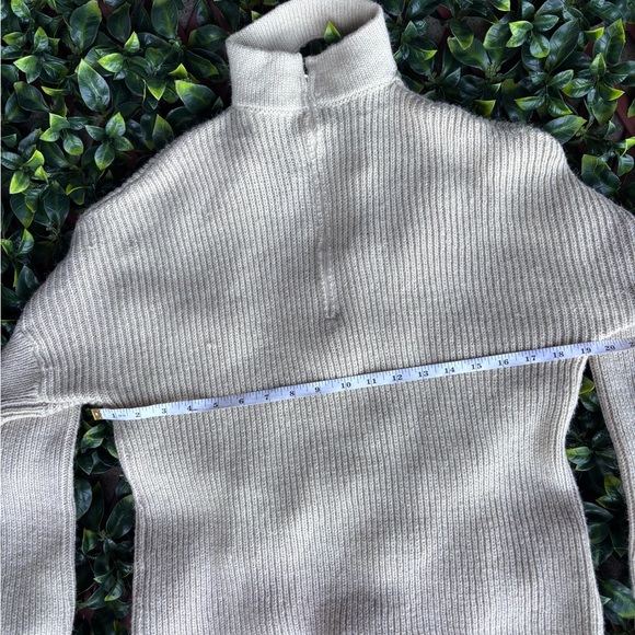 DO+BE beige knit sweater with a choker neckline and a deep V-neck - Picture 4 of 7